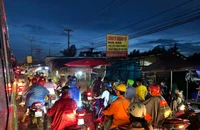 Đang kẹt xe kéo dài trên cầu Tăng Long, đường Lã Xuân Oai, TP Thủ Đức