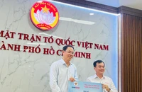 Tổng công ty Điện lực TP.HCM ủng hộ quỹ vì biển đảo quê hương 200 triệu đồng