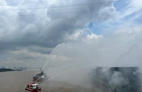 Hàng trăm người diễn tập ứng cứu cho tàu 25.000 tấn gần cảng Cát Lái