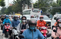Liên tục ùn tắc trên đường Nguyễn Tất Thành, quận 4, TP.HCM