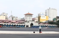 Phân luồng giao thông trước chợ Bến Thành 