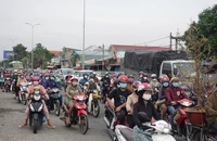 Người dân TP.HCM lỉnh kỉnh đồ đạc về miền tây ăn tết