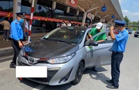 20 trường hợp bị tước giấy phép lái xe, phù hiệu ở sân bay Tân Sơn Nhất