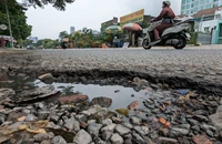 TP Thủ Đức: Đường Nguyễn Hoàng xuống cấp, khói bụi
