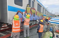 2 vòng bảo vệ, tàu metro số 1 vẫn bị vẽ bậy