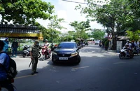 Cấm ô tô lưu thông qua cầu sắt An Phú Đông, nhiều người còn lúng túng
