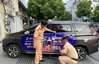 TP.HCM yêu cầu gỡ bỏ quảng cáo lô đề, cá độ dán ngoài xe ô tô
