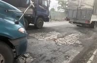 Mưa lớn khiến đường Nguyễn Văn Linh, quận 7, TP.HCM xuống cấp