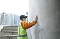 Đang xóa hình ảnh vẽ bậy trên cầu Ba Son