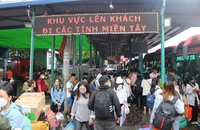 Người dân bắt đầu rời TP.HCM nghỉ lễ sớm, bến xe nhộn nhịp