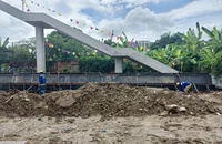 Công trường cầu bộ hành metro số 1 sôi động dịp nghỉ lễ Quốc khánh