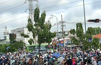 Đường phố TP.HCM đông đúc ngày tựu trường
