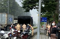 Bất chấp CSGT xử phạt, hàng dài xe máy vẫn thản nhiên chạy ngược chiều
