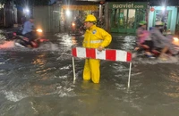 Nhiều tuyến đường ở TP.HCM ngập sâu sau cơn mưa rất lớn