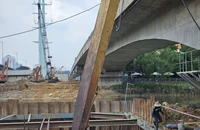 Sắp lao dầm nhịp biên cho cầu Giồng Ông Tố, nút giao An Phú, TP.HCM
