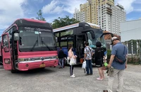 Hàng loạt xe khách giường nằm 'chạy' ra ngoài vành đai để đón trả khách