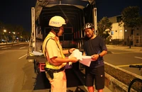 CSGT phạt người đi xe đạp chạy vào đường cấm trên đường Phạm Văn Đồng