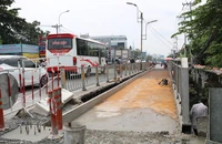 Xe máy được lưu thông trên cầu Ông Dầu tạm, quốc lộ 13