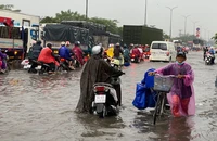 TP.HCM: Nhiều tuyến đường ngập sâu sau cơn mưa lớn