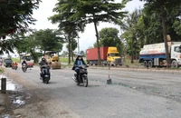Khắc phục việc mặt đường Nguyễn Văn Linh xuống cấp