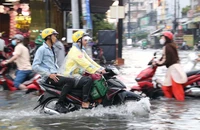 Nhiều tuyến đường ở TP.HCM ngập sâu sau cơn mưa lớn