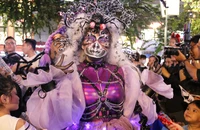 Muôn kiểu hình thù xuống phố chơi Halloween