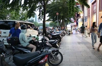 Lấn chiếm vỉa hè ở TP.HCM diễn ra liên tục, không phân biệt ngày đêm