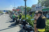 Đi vào làn cấm ở đường Phạm Văn Đồng, nhiều xe máy bị xử phạt