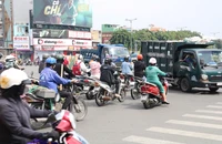 TP.HCM: Giao thông lộn xộn tại giao lộ Phạm Văn Đồng-Lê Quang Định-Nguyên Hồng