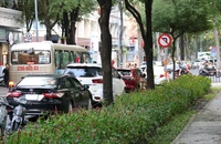 Nhiều tuyến đường ở quận 1 ùn ứ vì dừng, đỗ xe không đúng quy định 