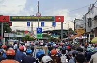 Nghỉ Tết Dương lịch, người dân đổ về bến xe, sân bay ngày càng đông