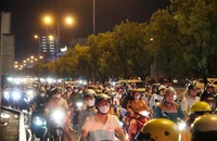 Người dân TP.HCM đổ về các điểm đón chào năm mới, nhiều tuyến đường ùn ứ 