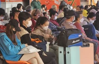 Người dân các tỉnh miền Tây bắt đầu về quê ăn Tết