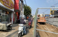 Nhiều người té ngã khi đi qua công trình thoát nước trên đường Võ Văn Ngân, TP Thủ Đức 