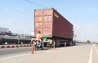 Cấm xe tải lên cầu Bình Phước 1 nhưng vẫn có xe chạy