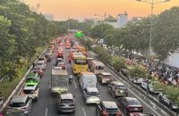 Đường Phạm Văn Đồng, TP.HCM kẹt cứng, hàng ngàn phương tiện chôn chân