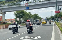 Sẽ có thêm các biển báo hạn chế tốc độ ghi ngay trên mặt đường ở TP.HCM