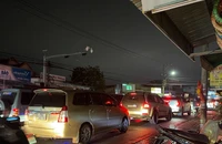Khuya 14-7 các phương tiện vẫn xếp hàng chờ lên phà Cát Lái về TP.HCM