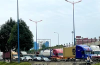 Ngã tư Thủ Đức ùn ứ hàng dài trong ngày đầu cấm xe tải qua cầu vượt