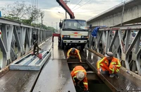 Cầu sắt Tăng Long thủng lỗ lớn giữa cầu, giao thông kẹt cứng