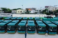 Hình ảnh xe buýt điện kết nối metro số 1 trước ngày lăn bánh