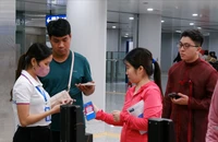 Từ hôm nay, hành khách đi metro số 1 cần quẹt thẻ hoặc quét mã