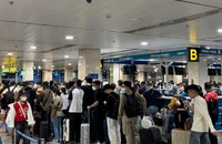 Sân bay Tân Sơn Nhất đông đúc, huy động thêm đoàn viên hỗ trợ