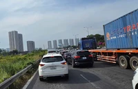 Sáng mùng 2 Tết, kẹt xe trên đường dẫn cao tốc TP.HCM - Long Thành - Dầu Giây