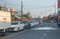 Hàng ngàn phương tiện chờ qua phà Cát Lái chiều mùng 5 Tết