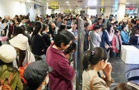 Hôm nay, người dân vẫn đổ về TP.HCM qua sân bay Tân Sơn Nhất