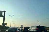 Cao tốc TP.HCM - Long Thành - Dầu Giây: Xe bị ùn ứ, di chuyển rất chậm