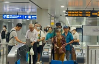 Nhiều hình thức thanh toán không dùng tiền mặt khi đi metro số 1