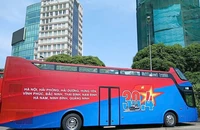 Xe buýt tại TP.HCM đồng loạt treo cờ Tổ quốc chào mừng Lễ 30-4