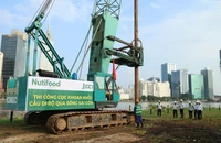 Mũi khoan cọc đầu tiên của dự án cầu đi bộ qua sông Sài Gòn vừa được triển khai